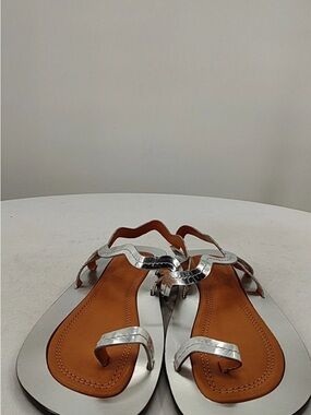 FARM Rio NWOT Women's toe string Silver Metallic Strap Sandals - Brown Insole
